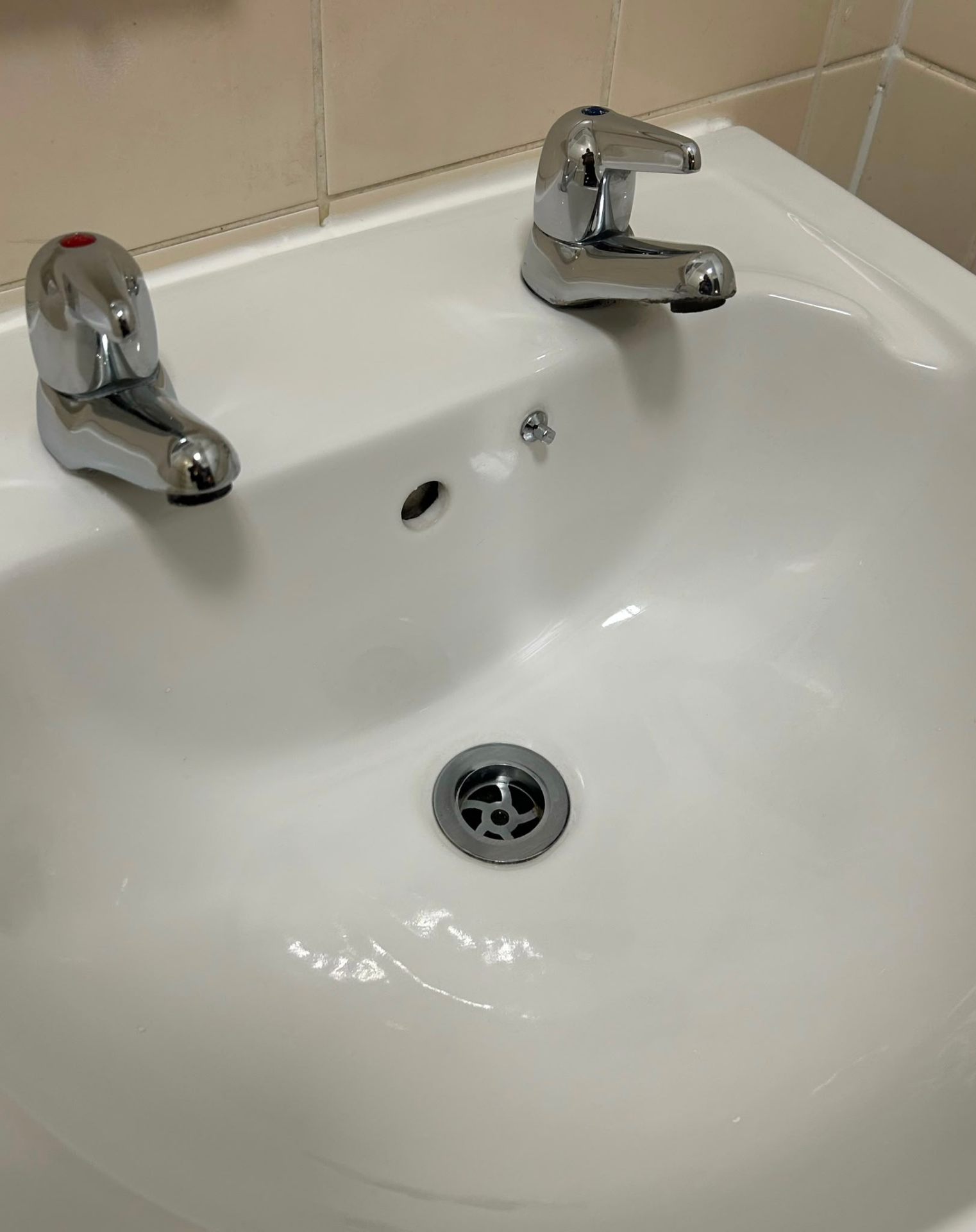 Twin-tap basin after cleaning