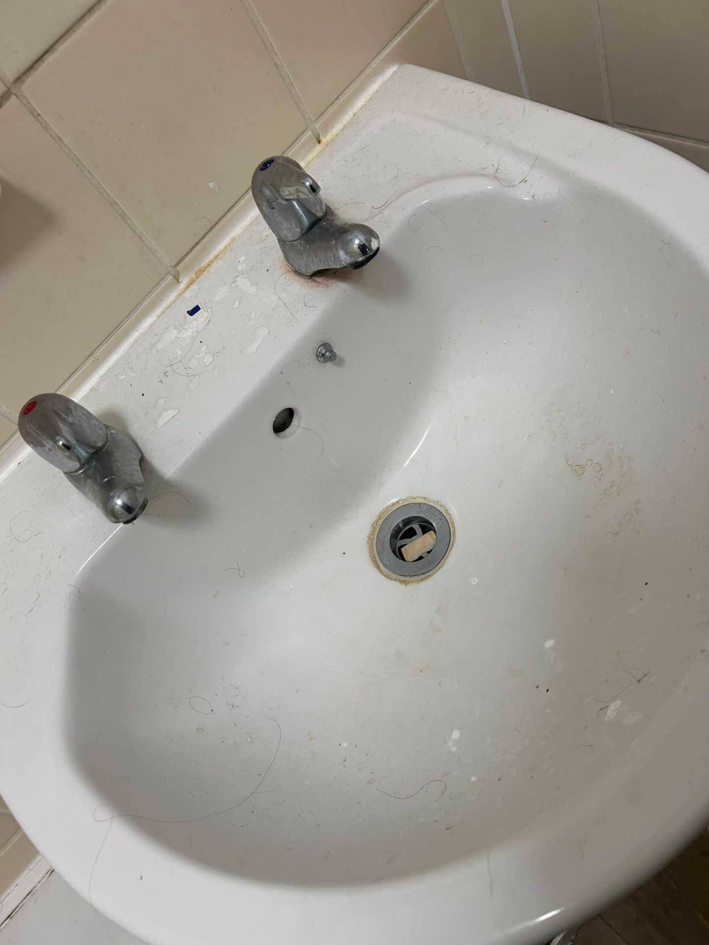 Twin-tap basin before cleaning